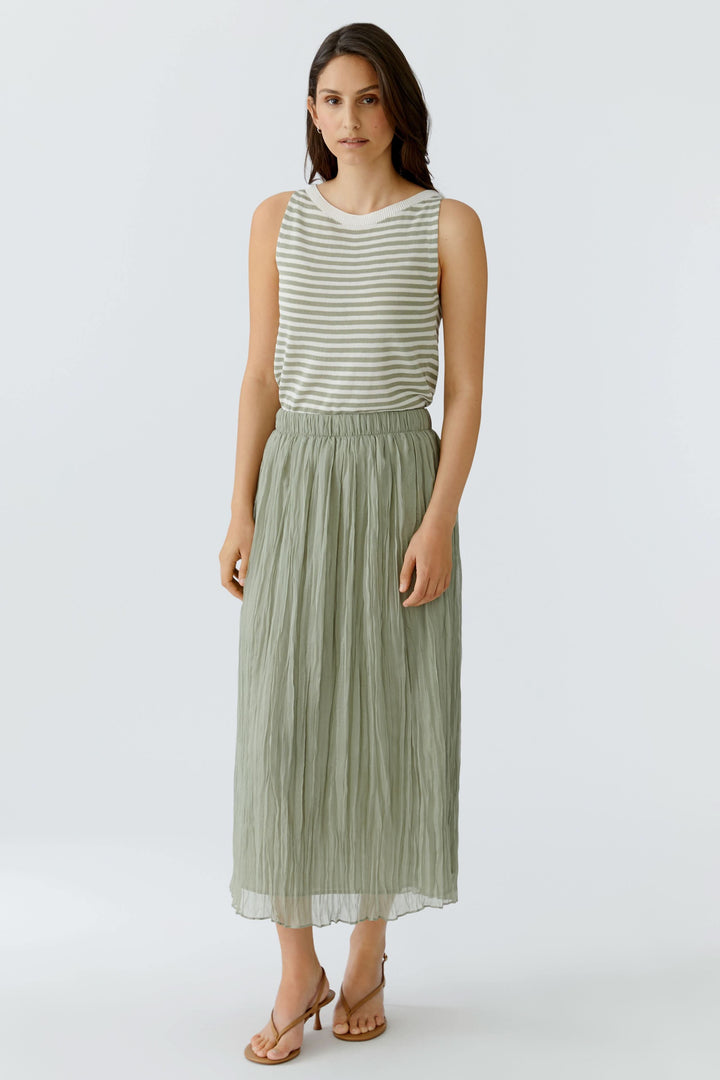 Camisole en maille à rayures portée par une femme, style épuré et confortable, idéale pour un look décontracté ou soigné.