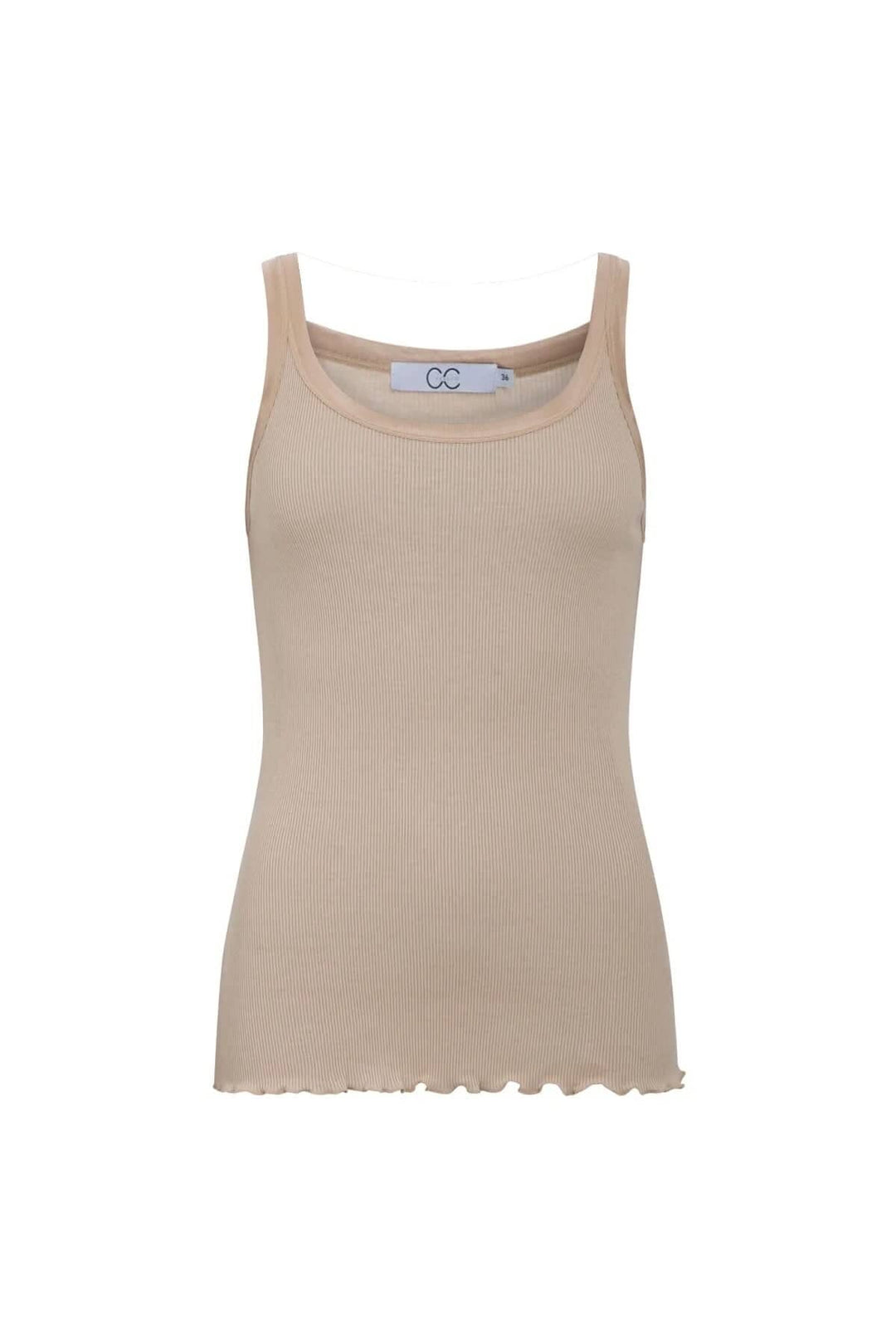 Camisole en soie beige avec encolure ronde et bretelles droites, style polyvalent et chic.