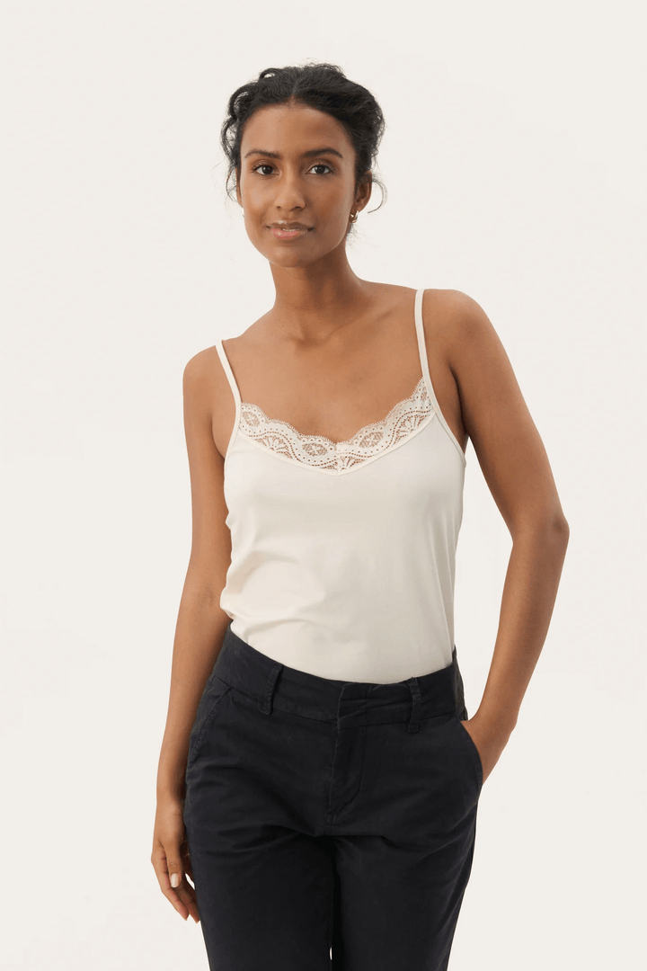 Camisole à fines bretelles Nataliene avec dentelle, coupe fluide, portée seule, idéale sous un veston. Décris moi le produit en français.