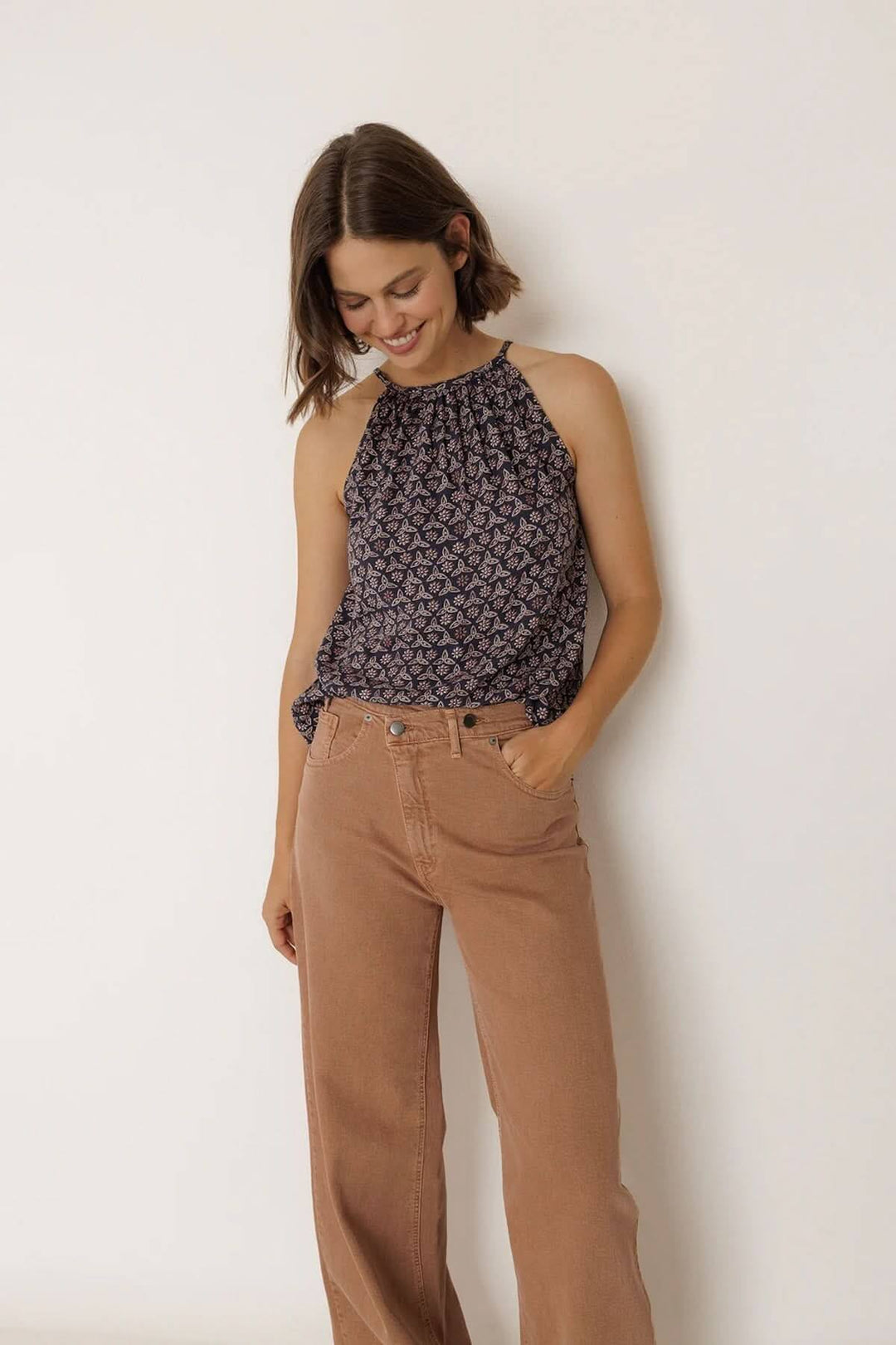 Femme portant une camisole fluide à encolure froncée, élégante et légère, idéale pour un look estival.