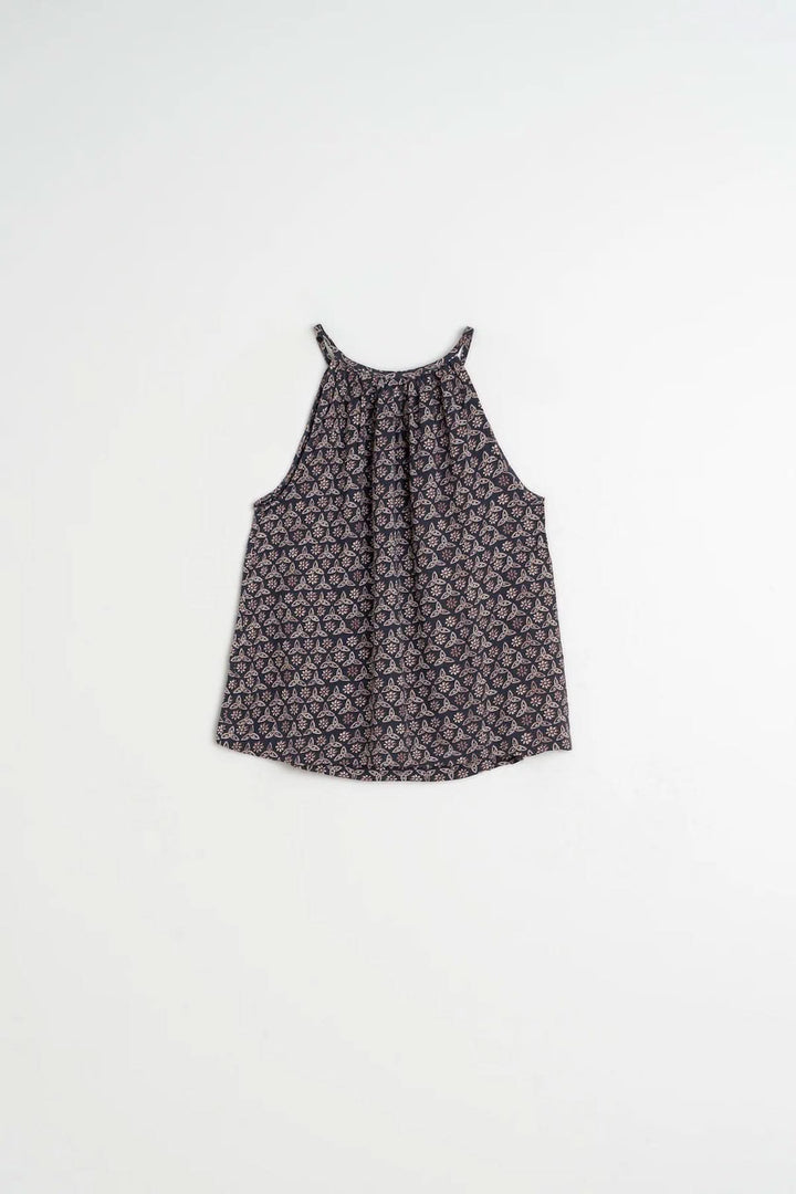 Camisole fluide à encolure froncée, élégante et féminine, tissu léger, idéale pour un look estival avec pantalon ou short.
