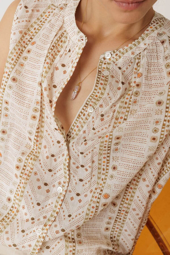 Camisole fluide imprimée sans manches avec imprimé délicat et coupe légère, idéale pour une tenue estivale élégante et décontractée.