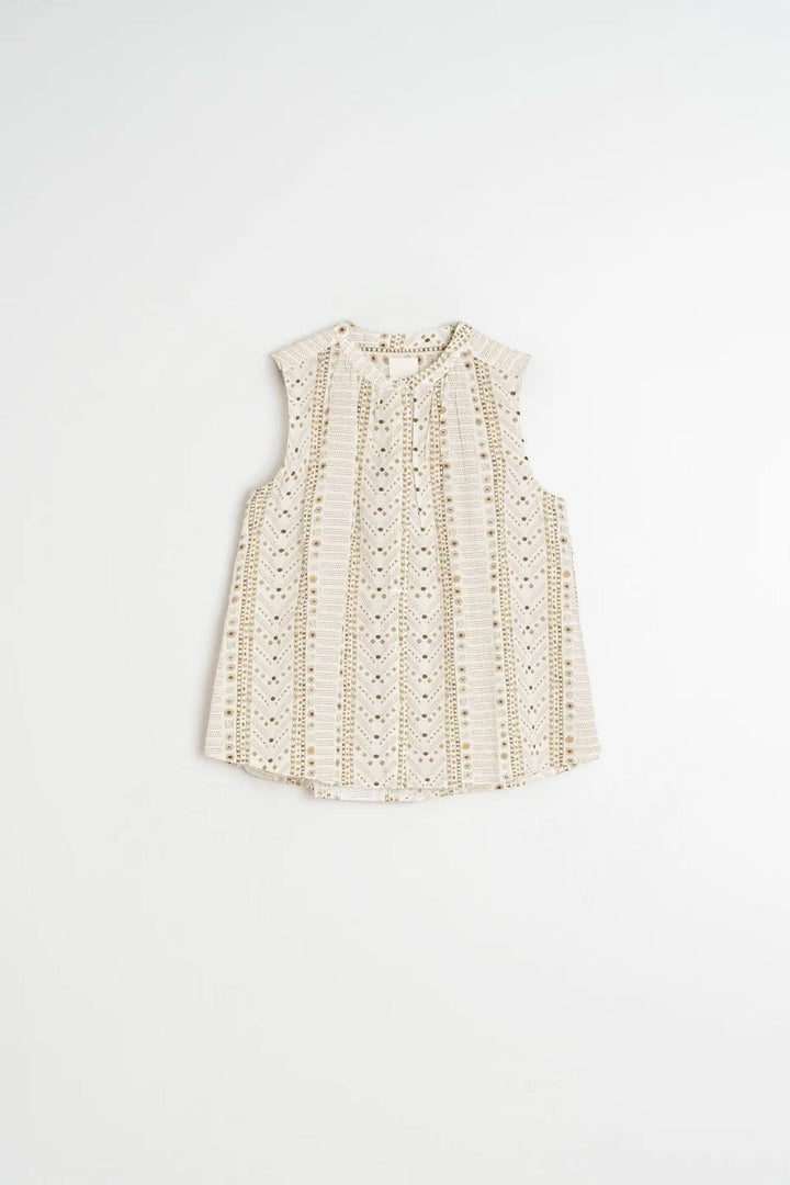 Camisole fluide imprimée sans manches avec motif délicat sur fond blanc, offrant une coupe légère et confortable pour l'été.