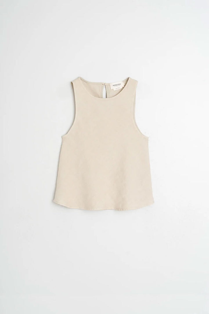 Camisole fluide sans manches à encolure ronde, tissu léger beige, idéale pour superposition, style minimaliste et confortable.