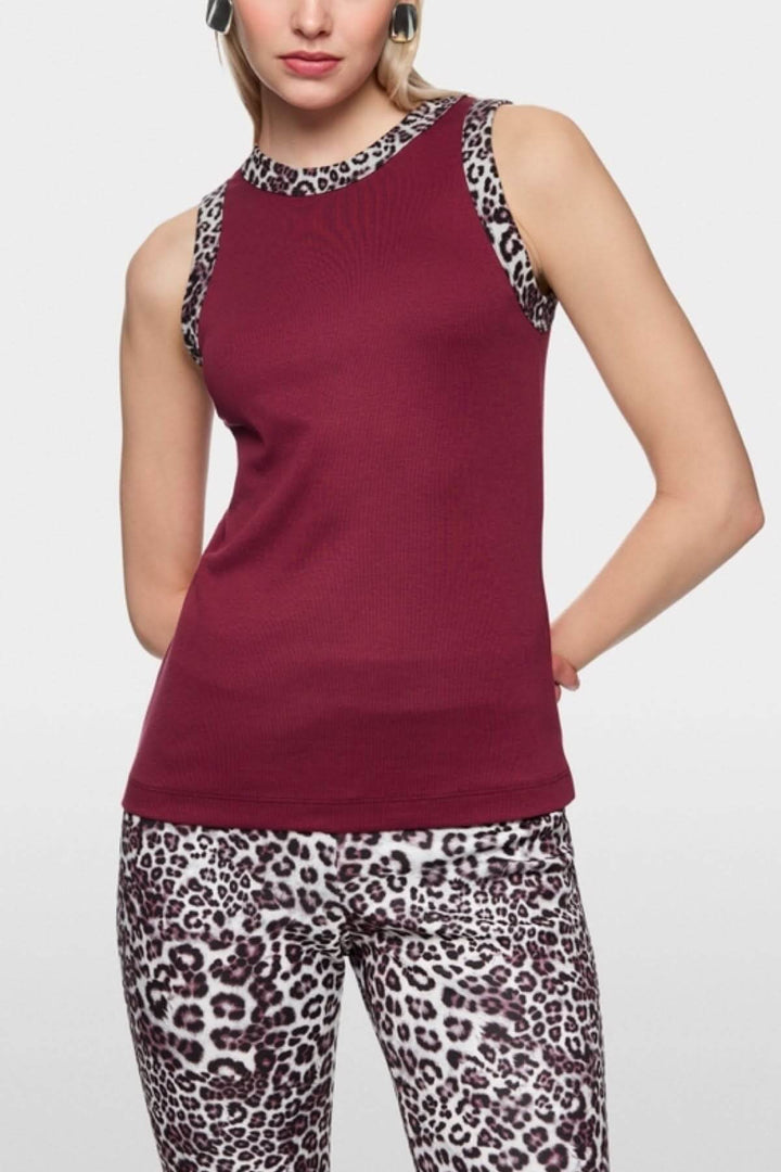 Camisole à imprimé léopard sans manches, coupe ajustée en coton côtelé, col rond avec bordures léopard, mannequin de 179 cm.