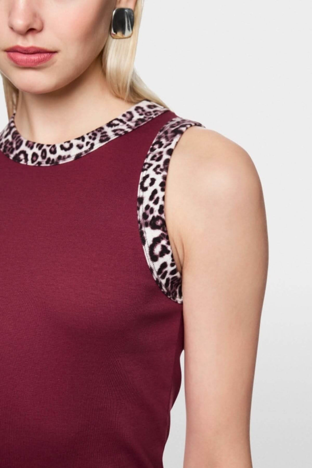 Camisole à imprimé léopard en coton côtelé rouge avec bordures léopard, près du corps, sans manches, col rond. Taille mannequin 179 cm.