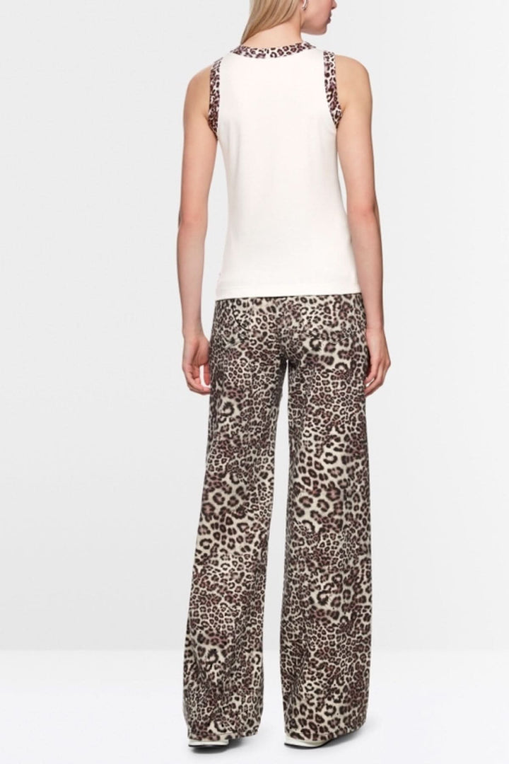Femme portant une camisole à imprimé léopard, sans manches en coton côtelé, vue de dos avec bordures léopard sur décolleté et emmanchures.