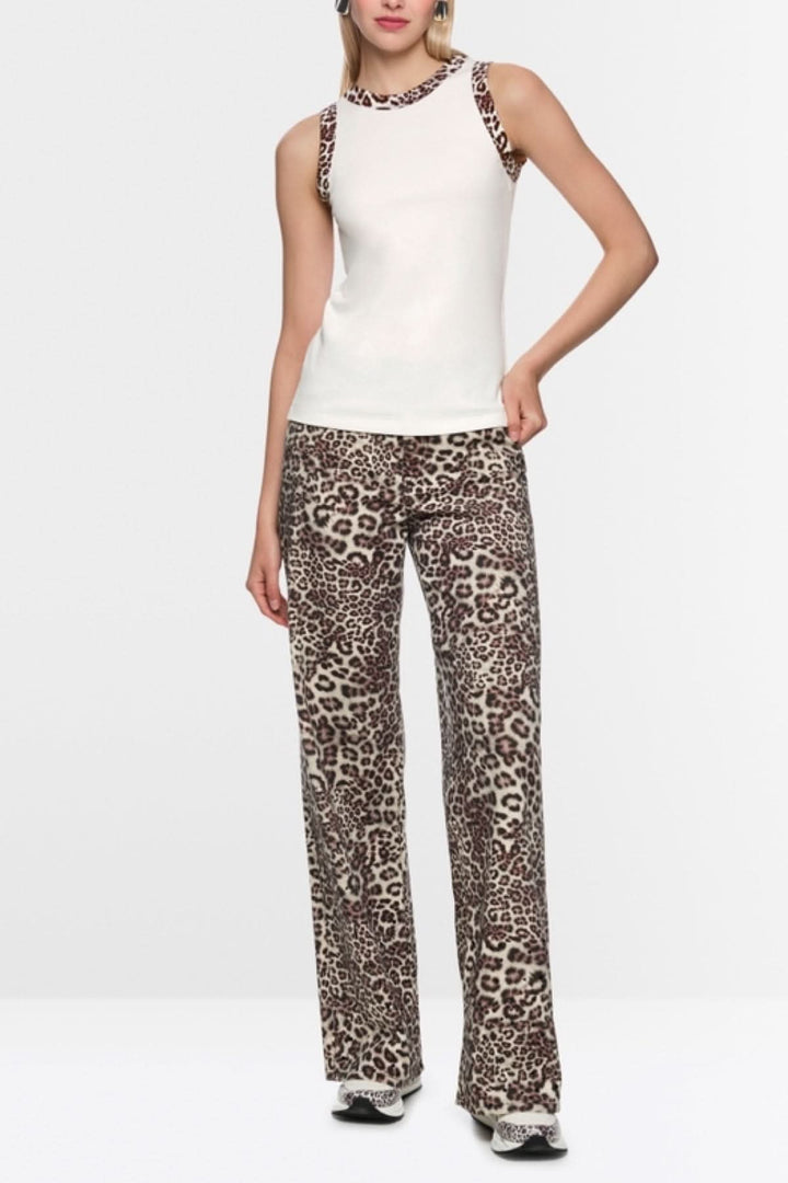 Camisole à imprimé léopard en coton côtelé avec bordures léopard sur le décolleté et les emmanchures, coupe près du corps, modèle féminin.