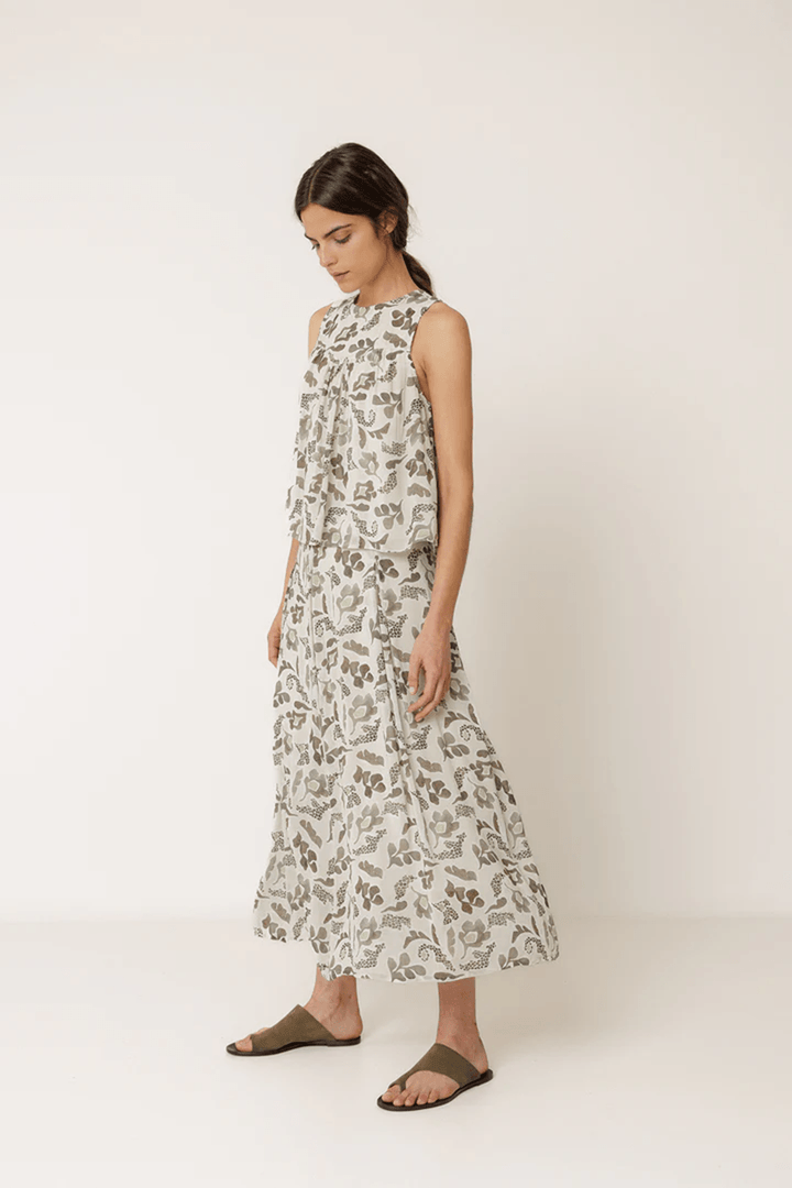 Camisole imprimée sans manches en tissu léger avec imprimé délicat, sans manches et effet superposé, idéale pour les journées chaudes.