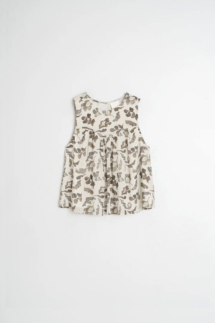Camisole imprimée sans manches avec effet superposé, design léger et fluide parfait pour l'été. Décris moi le produit en français.