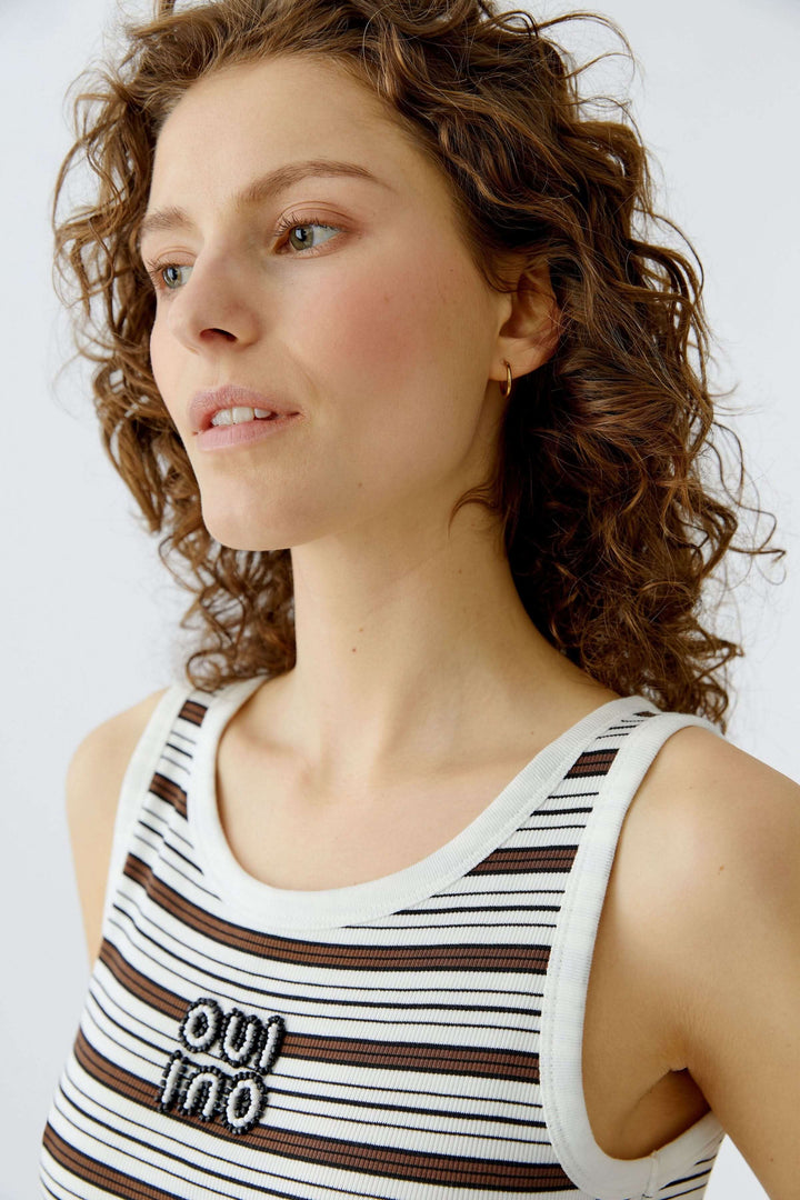 Camisole à rayures en maille côtelée avec encolure arrondie et détails brodés, idéale pour un look estival ou superposé.