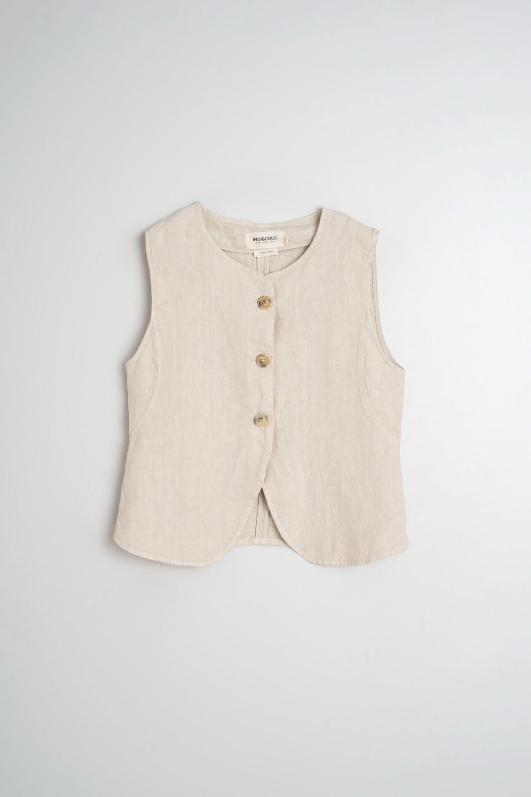 Camisole sans manches en lin beige avec boutons avant, idéale pour superposer et créer un look décontracté.