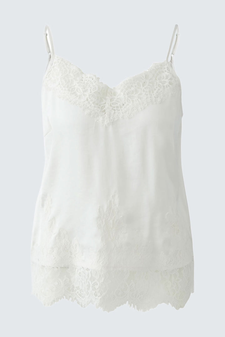 Camisole satin blanche avec bordure en dentelle à l'encolure et à l'ourlet, bretelles spaghetti réglables.