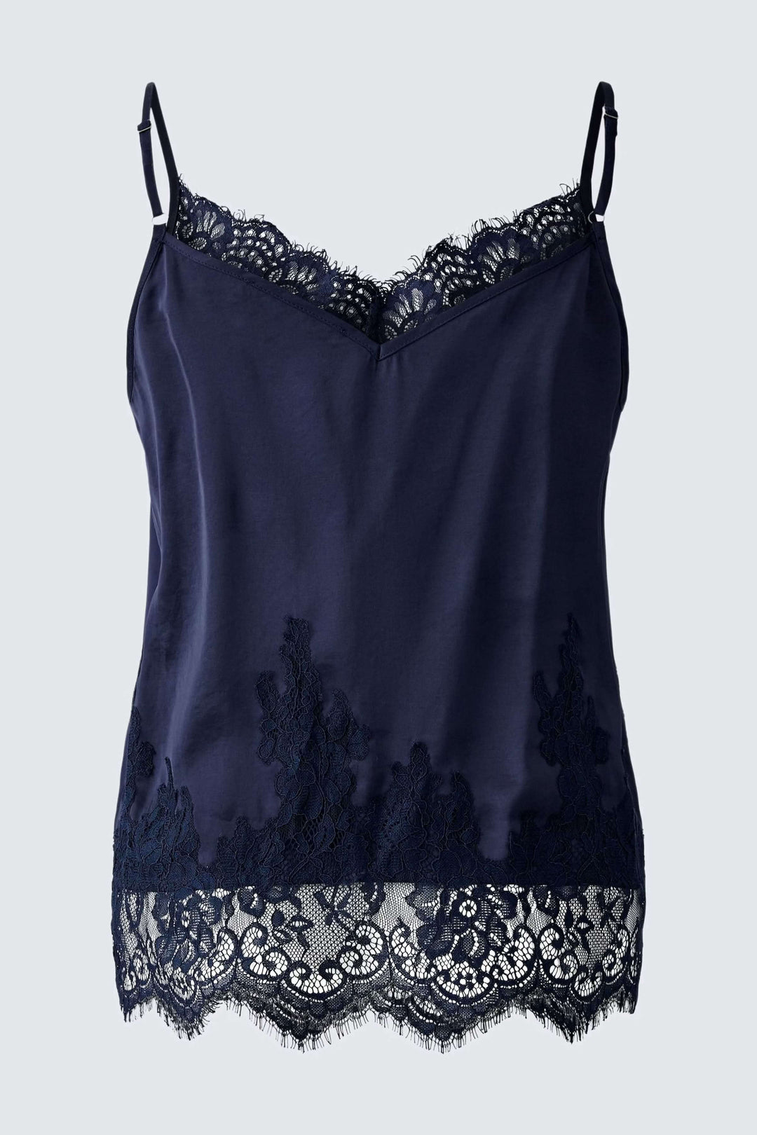 Camisole satin bleu marine avec dentelle délicate à l'encolure et à l'ourlet, décolleté en V et bretelles spaghetti.