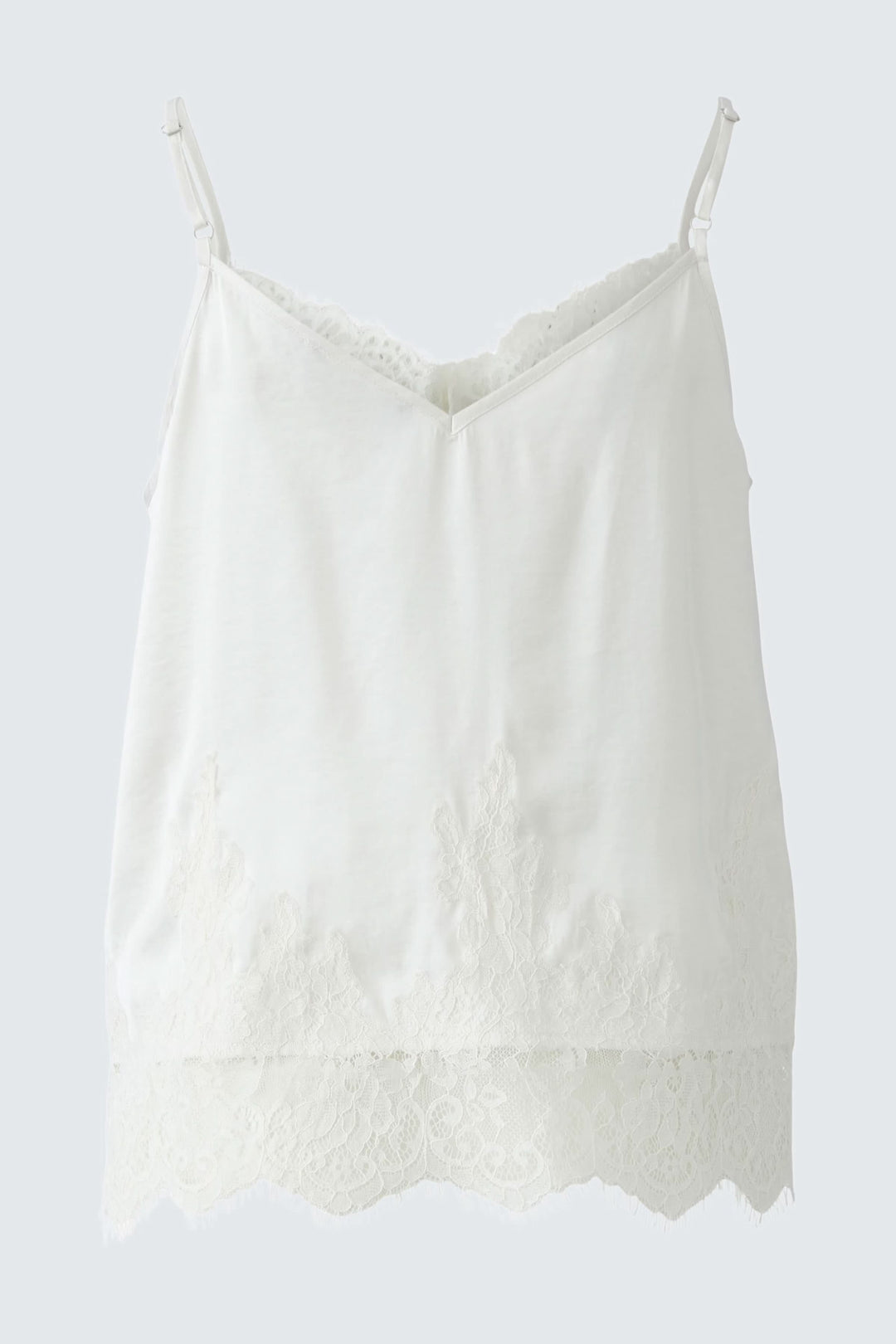 Camisole satin blanche avec dentelle décorative à l'encolure et ourlet, décolleté en V et bretelles spaghetti.