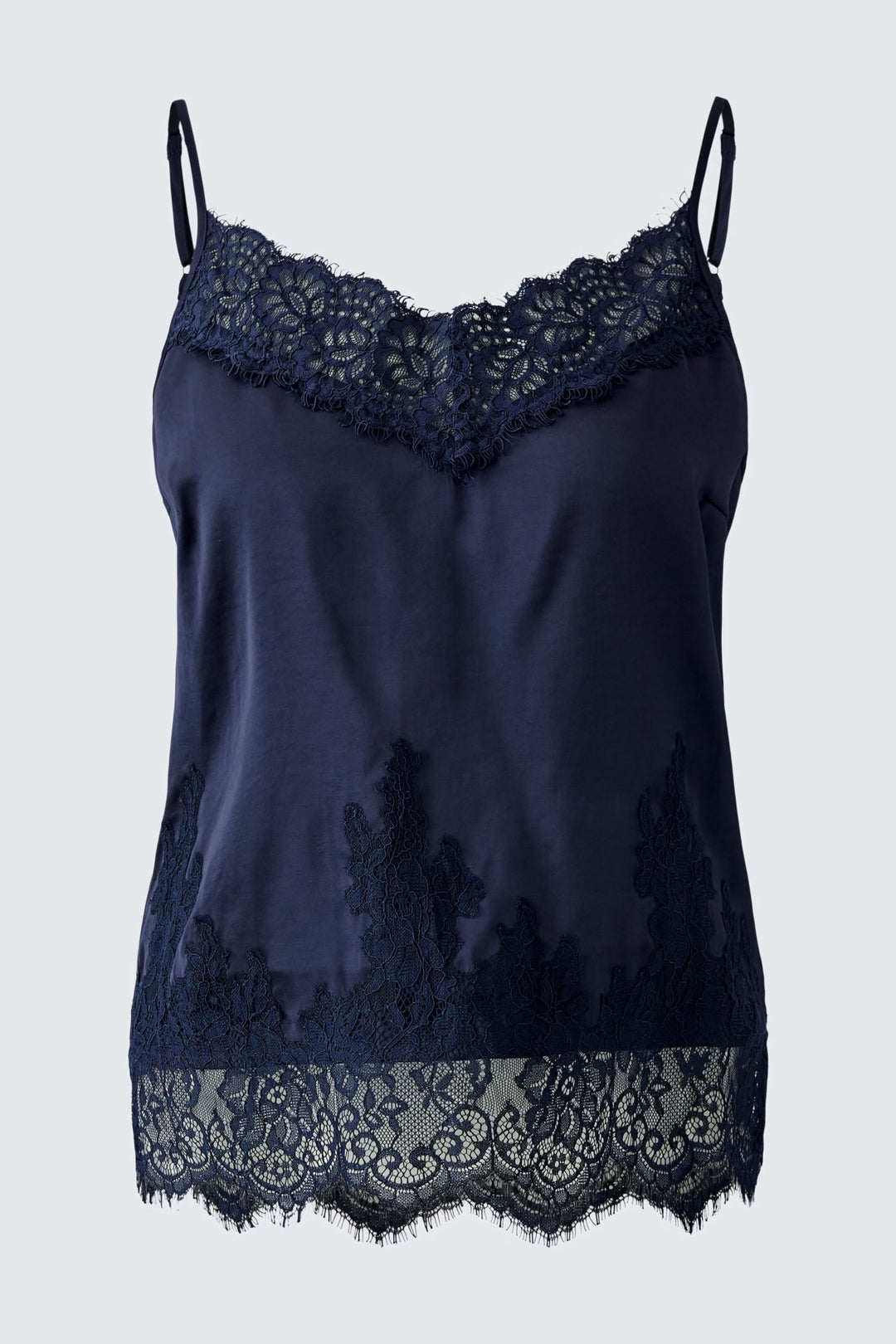 Camisole en satin bleu marine avec bordure en dentelle délicate à l'encolure et à l'ourlet, ajustement parfait.