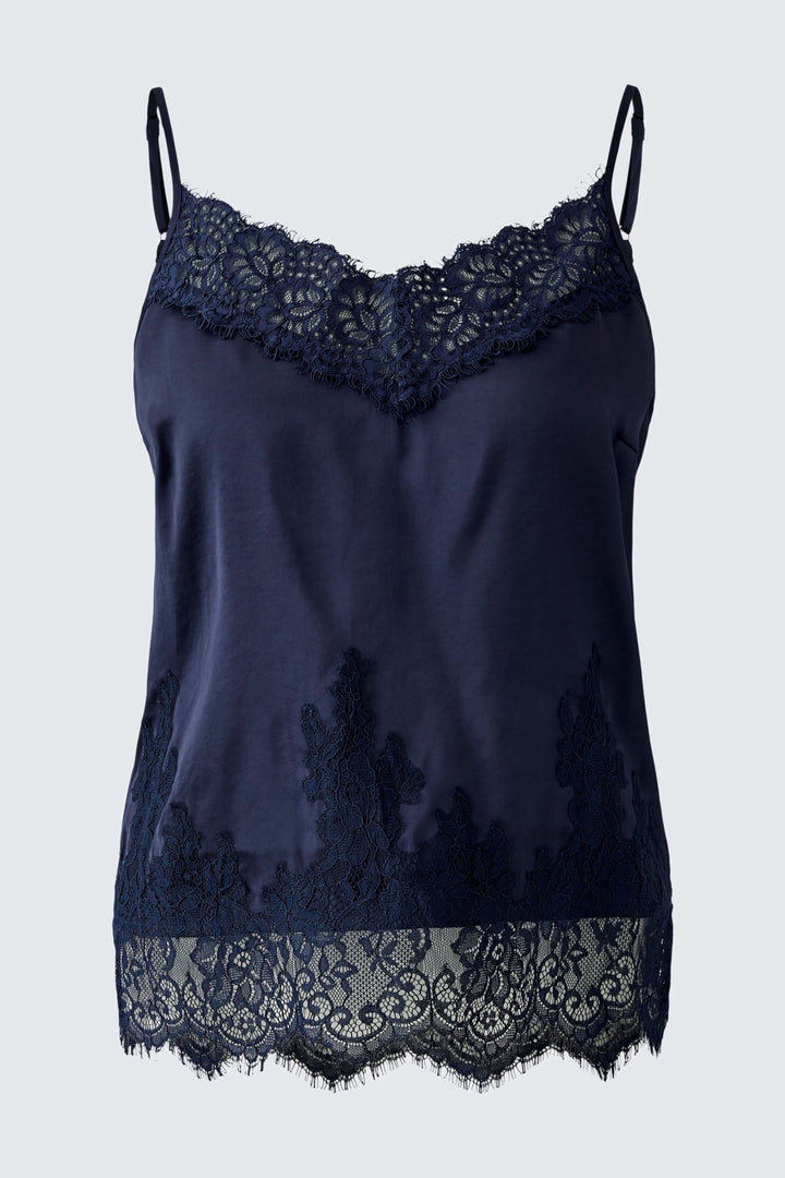 Camisole en satin bleu marine avec bordure en dentelle délicate à l'encolure et à l'ourlet, ajustement parfait.
