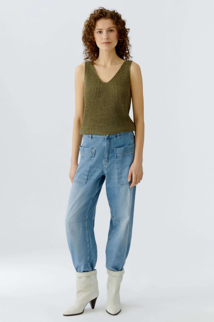 Femme portant une camisole tricoté en fil spécial avec encolure en V et coupe droite, idéale pour superposition ou portée seule.