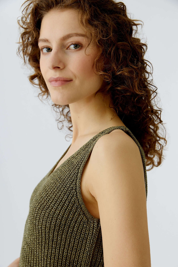 Femme portant une camisole tricoté en fil spécial avec encolure en V et coupe droite, en maille texturée, idéale pour superposition.