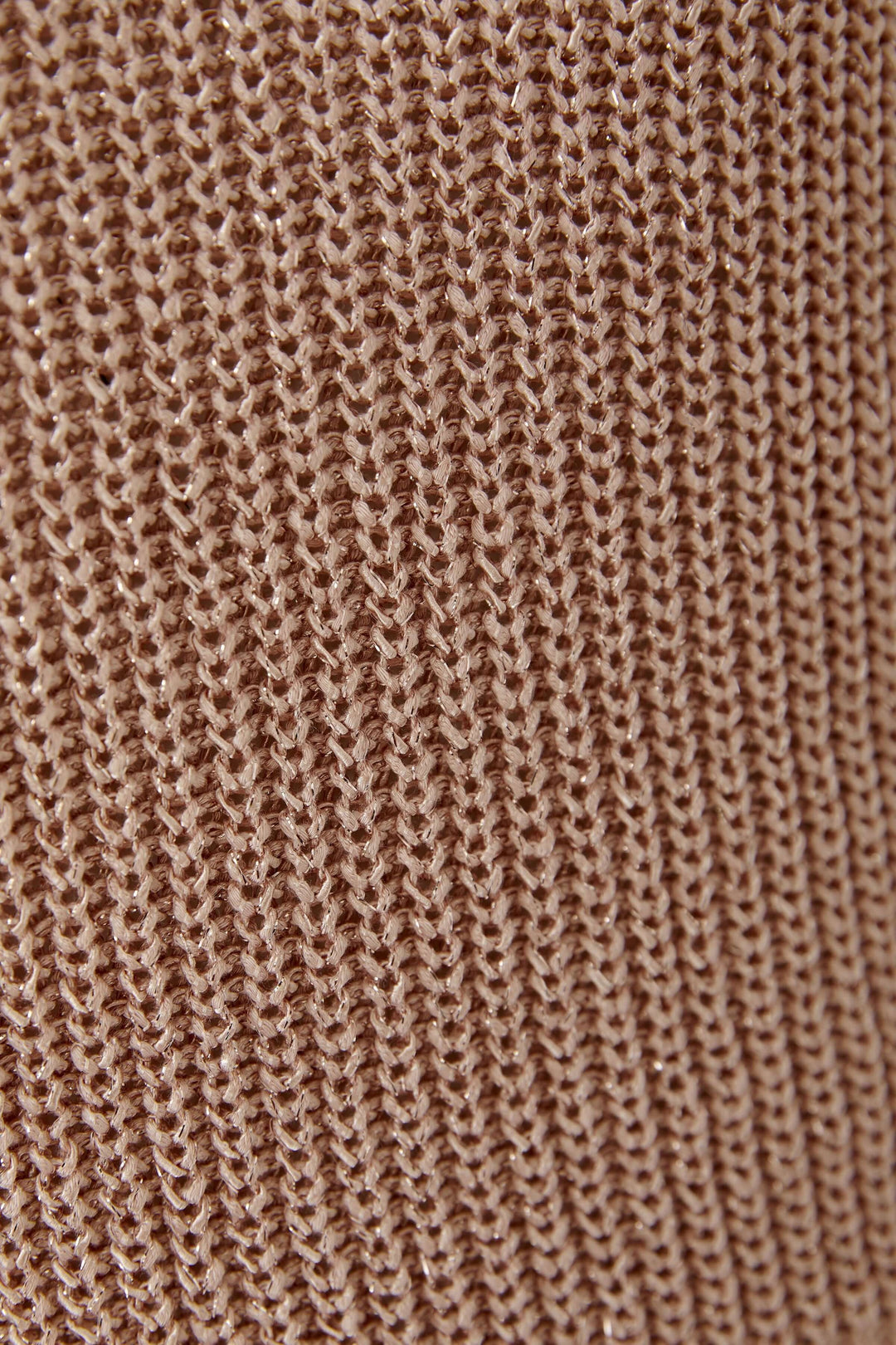 Texture de maille beige de la camisole tricoté en fil spécial, mettant en valeur le caractère discret et actuel du tissu.