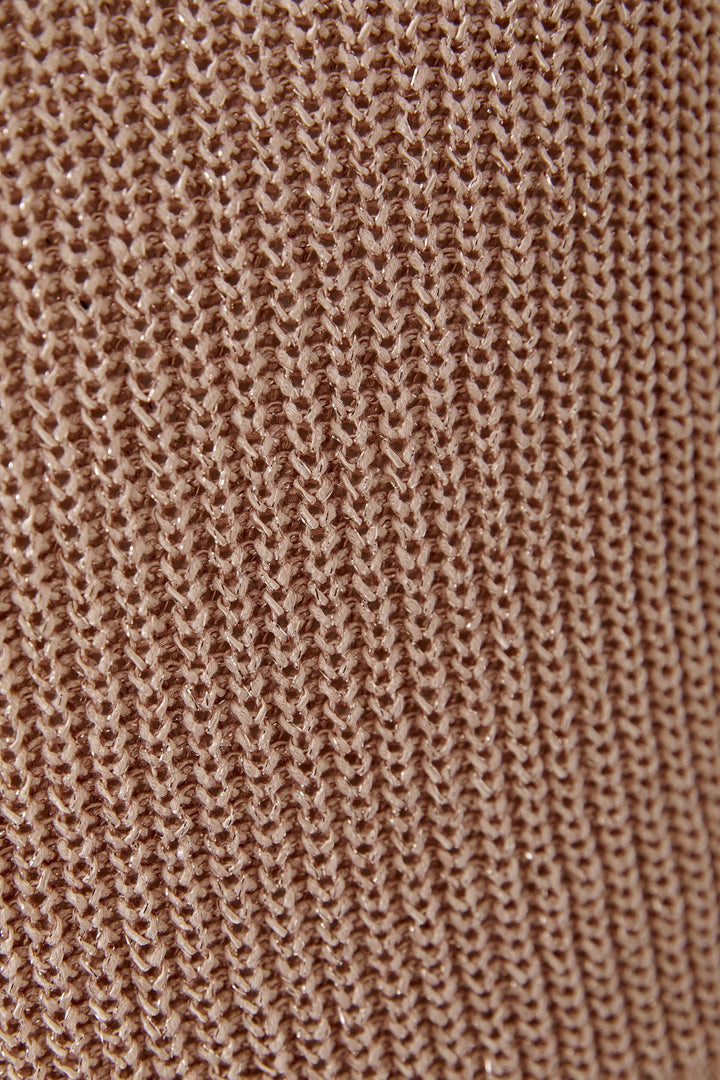 Texture de maille beige de la camisole tricoté en fil spécial, mettant en valeur le caractère discret et actuel du tissu.