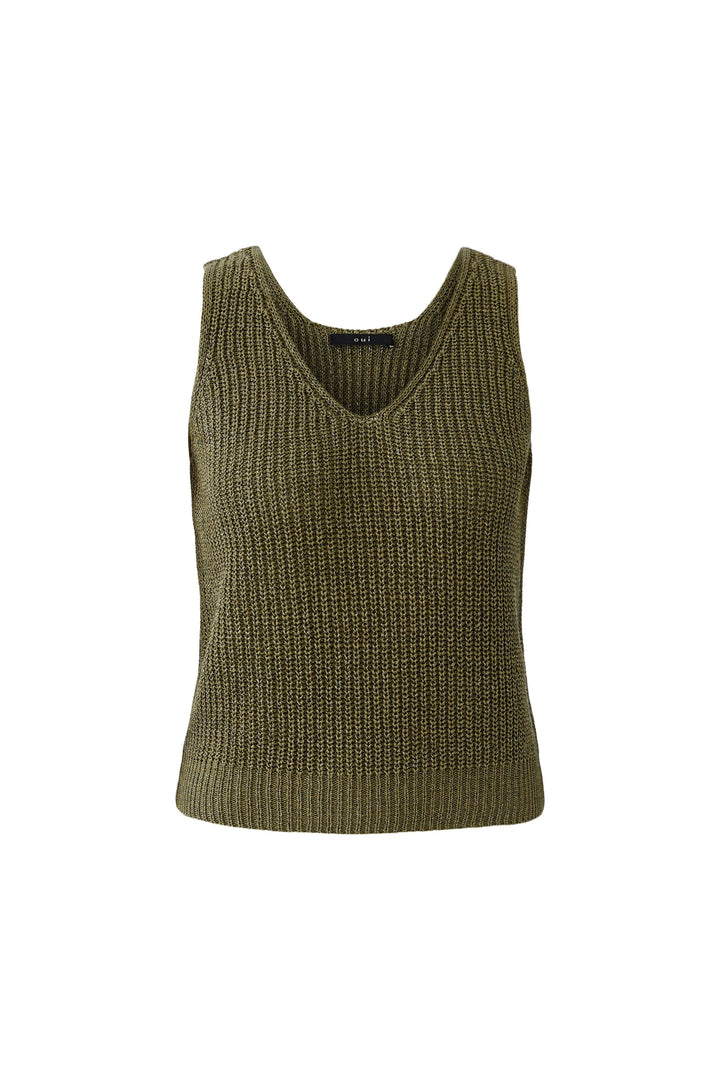Camisole tricoté en fil spécial, encolure en V, coupe droite, texture maille. Polyvalente et idéale pour la superposition ou portée seule.