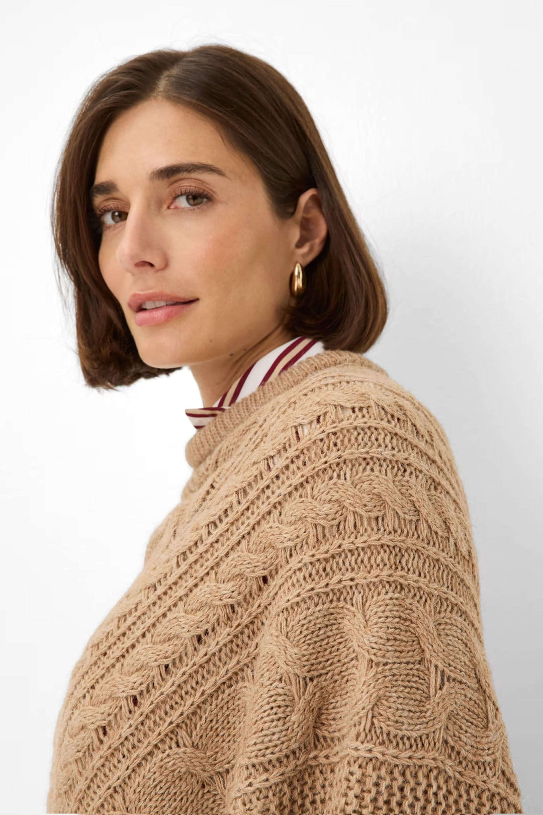 Femme portant Cape Thea en tricot torsadé élégante et confortable