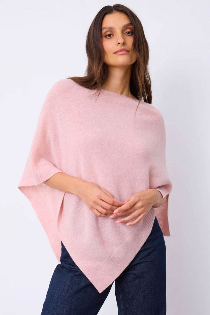 Cape en maille rose, silhouette fluide et ample, idéal pour superposition.
