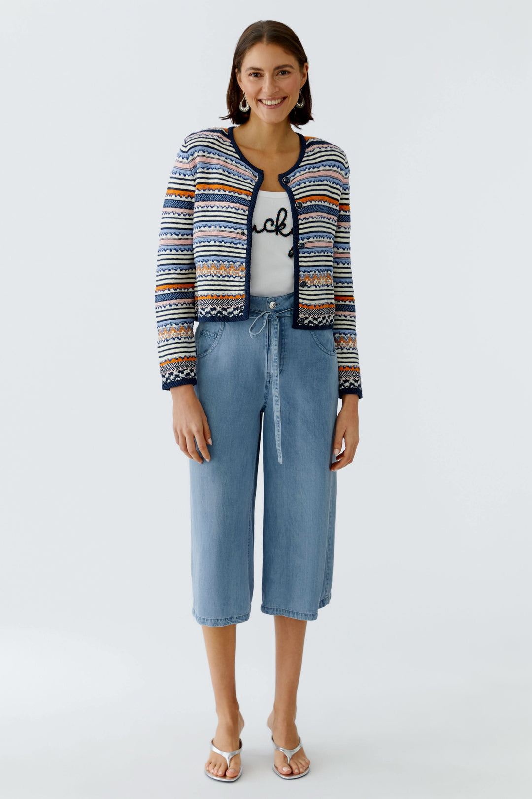 Femme portant un capri denim à jambe large avec une veste colorée, mettant en valeur un look décontracté et moderne idéal pour l&