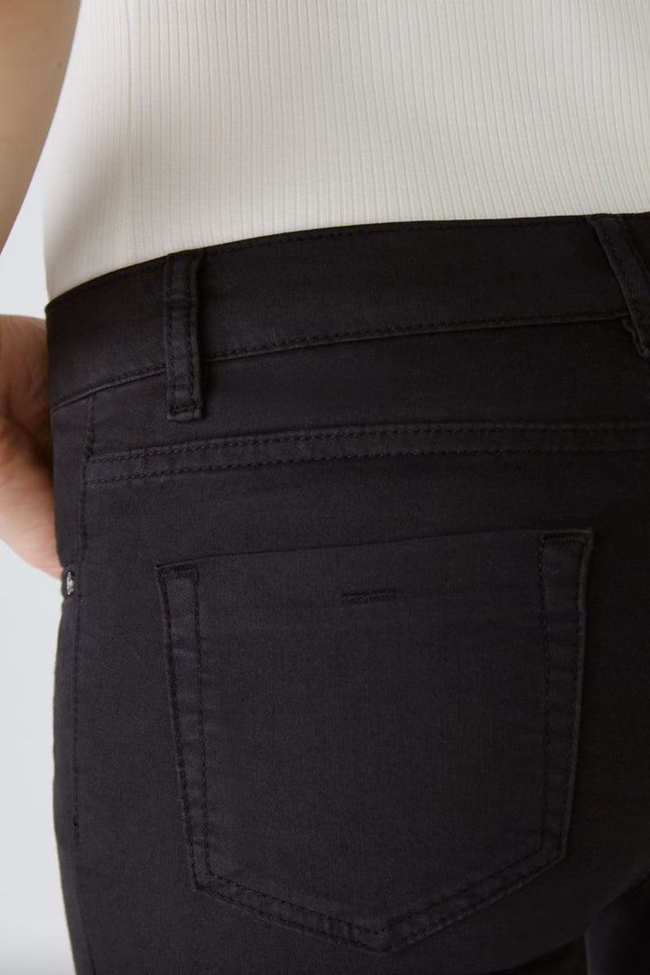 Pantalon ajusté noir avec poches arrière, taille régulière, et coupe moderne pour un style quotidien.