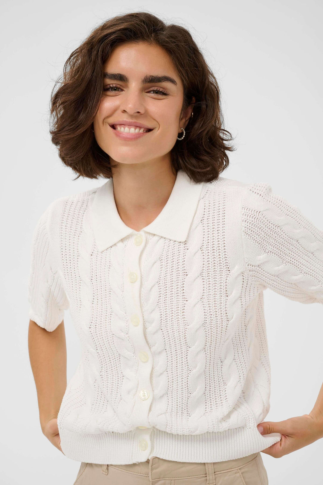 Cardigan Blair en maille torsadée blanche avec col polo et manches courtes, idéal pour un look élégant et féminin au quotidien.