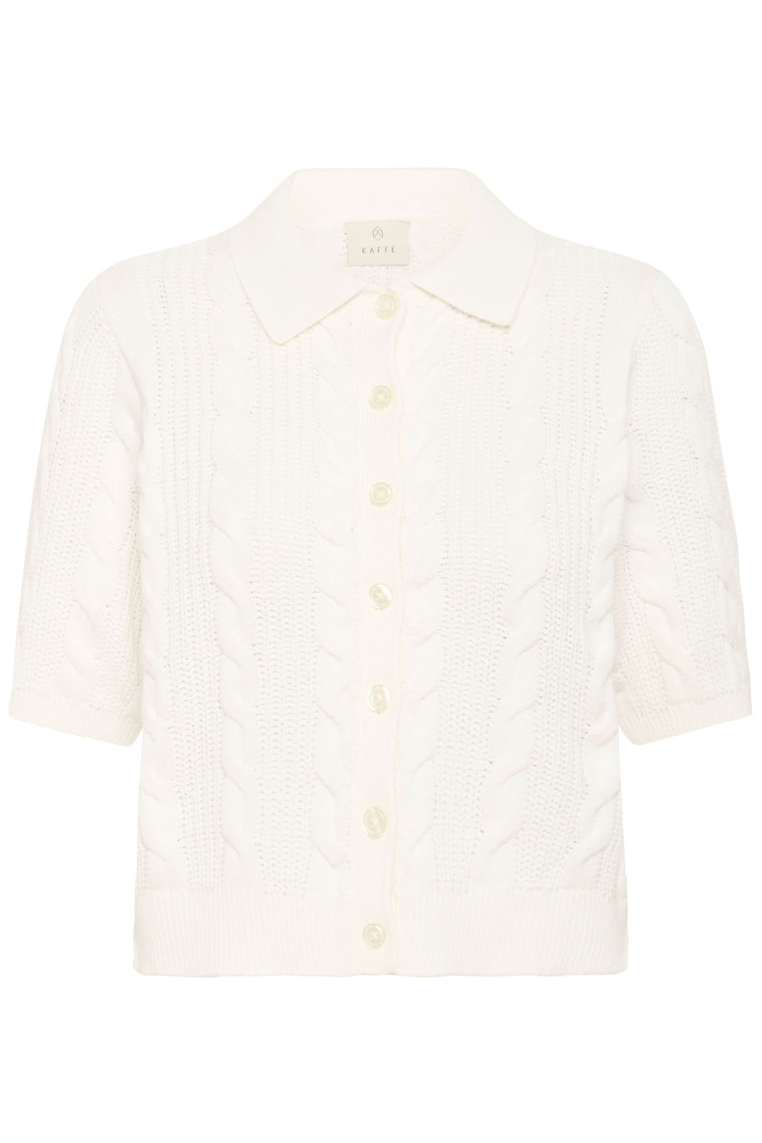 Cardigan Blair en maille torsadée blanc avec manches courtes, col polo et fermeture boutonnée, style élégant et confortable.