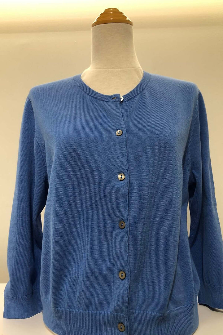Cardigan court bleu avec encolure ronde, manches longues et patte de boutonnage, parfait pour les temps frais.