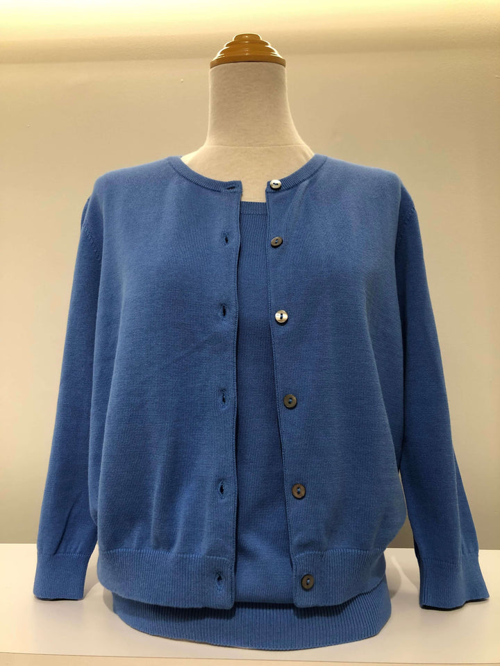 Cardigan court bleu encolure ronde, manches longues et patte de boutonnage, parfait pour les temps frais.