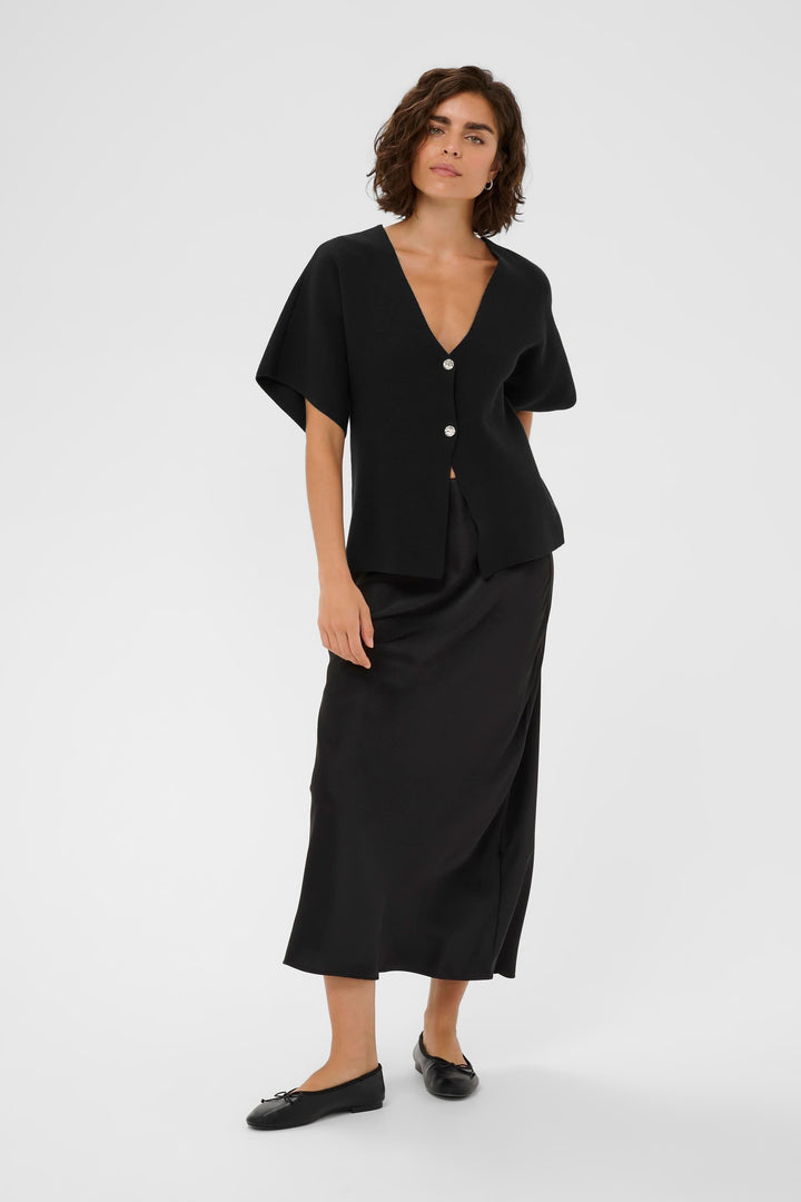 Cardigan Jessica noir, design moderne, silhouette élégante, encolure V, confort optimal, idéale pour tenues habillées et minimalistes.