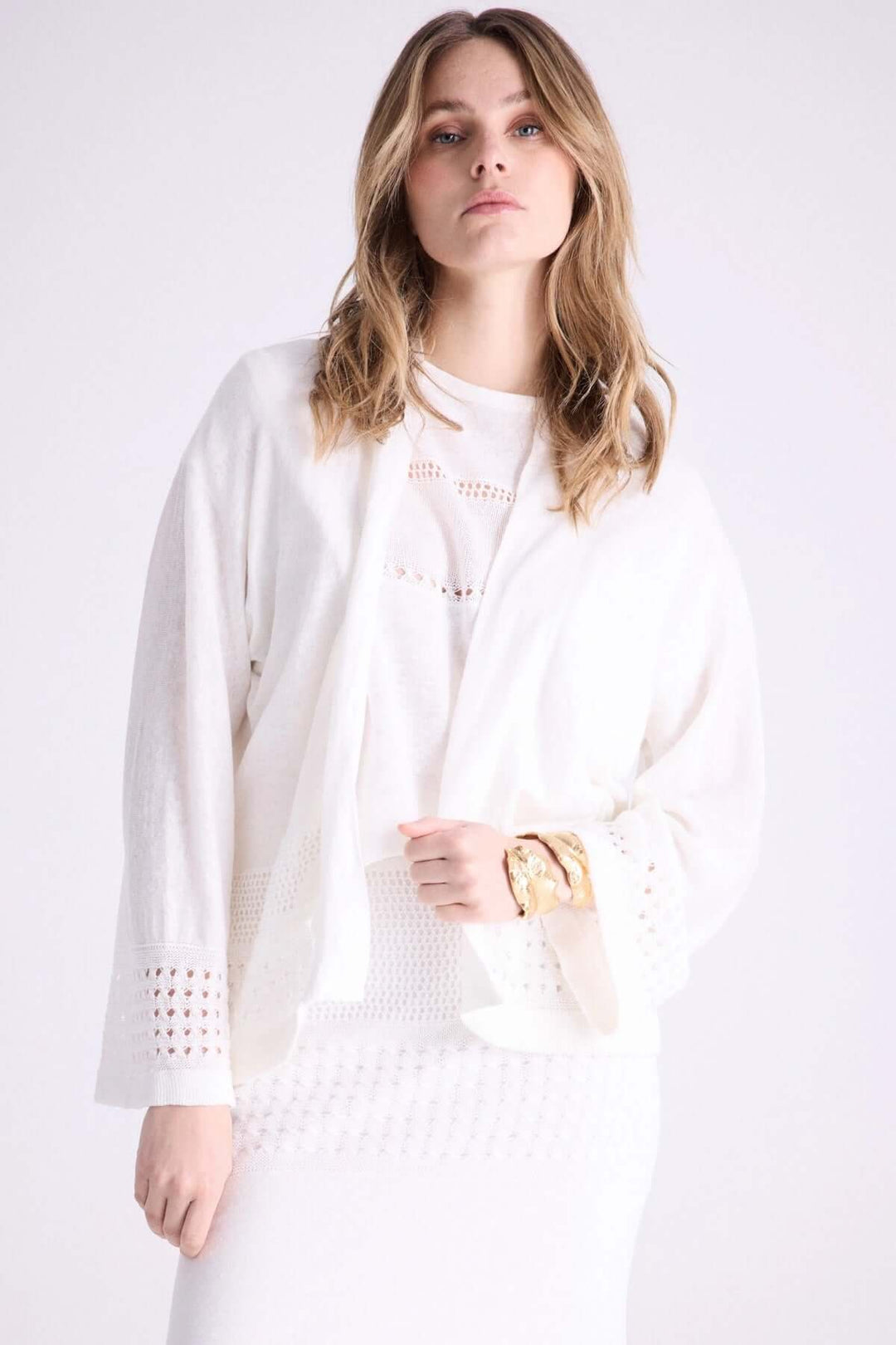 Cardigan Koula ouvert en tissu léger avec détails ajourés, parfait pour un look élégant et fluide.