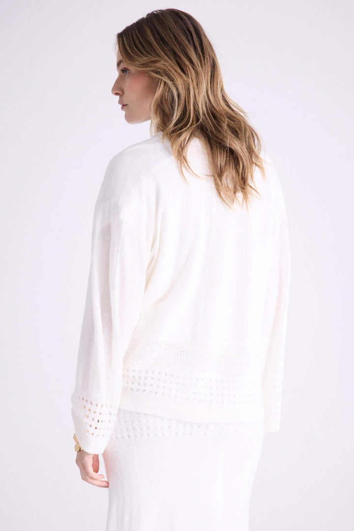 Cardigan Koula blanc, coupe droite, finitions ajourées délicates, parfait pour un look élégant et confortable.