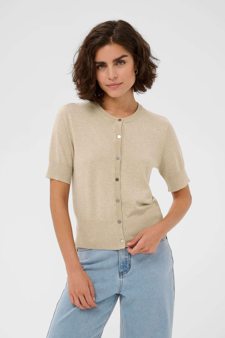 Cardigan Lizza: cardigan à manches courtes, coupe ajustée, encolure ronde, maille fine pour un style polyvalent et féminin.