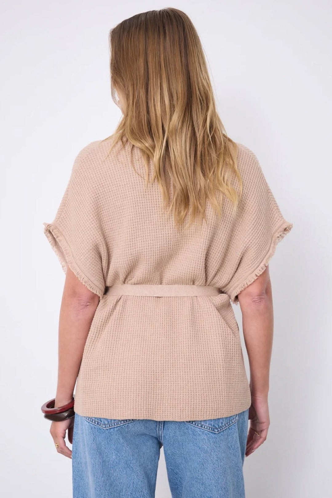 Vue arrière du Cardigan Sonya texturé ceinturé manches courtes beige avec ceinture à nouer.