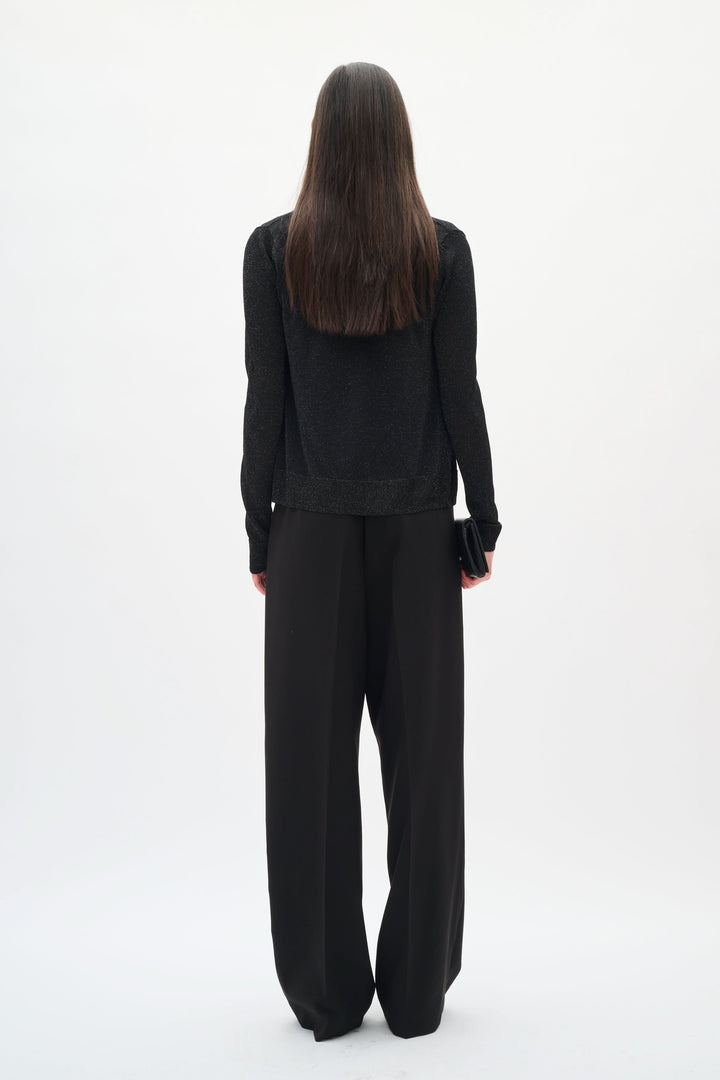 Vue arrière du Cardigan Thani à effet scintillant avec foulard intégré, en tissu lumineux et coupe fluide, ajoutant une touche d'élégance.