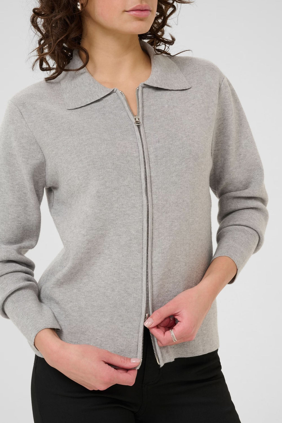 Cardigan Visja gris zippé avec col chemise, allure minimaliste et moderne, porté pour un style élégant et décontracté.