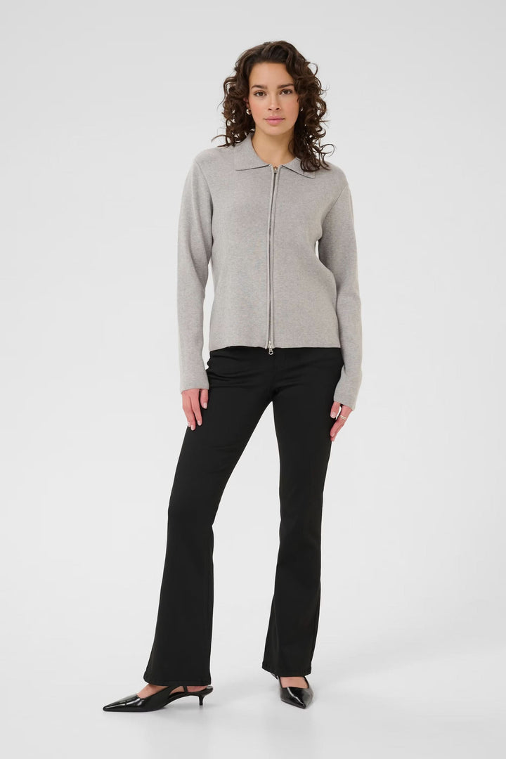 Femme portant le cardigan zippé Visja avec col chemise et maille fine, idéal pour un look élégant et décontracté.