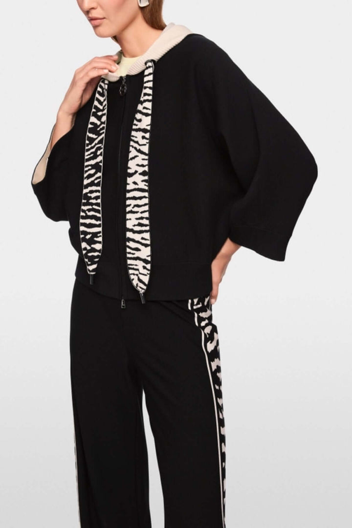 Cardigan avec fermeture éclair noir avec capuche et ruban imprimé animalier, manches larges 3/4. Style moderne et ample, Rethink Together.