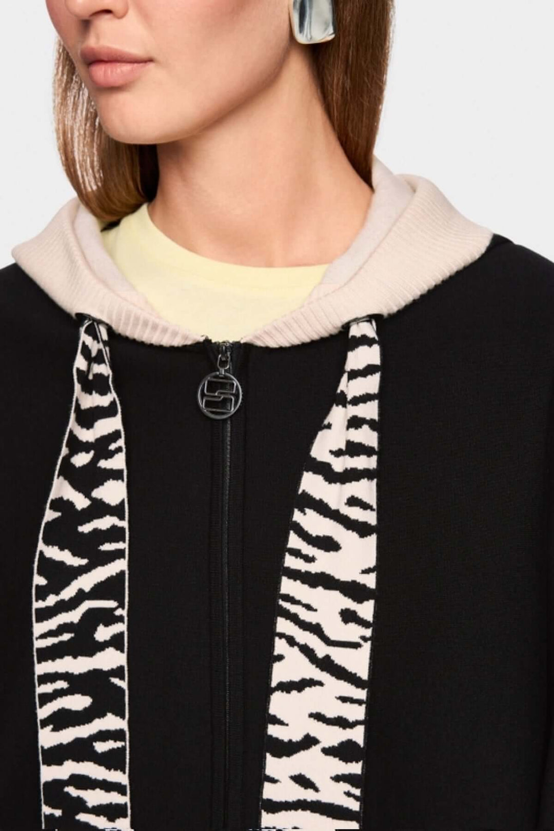 Cardigan avec fermeture éclair en maille fine, manches 3/4 et capuche avec bande contrastée et ruban à imprimé animalier.