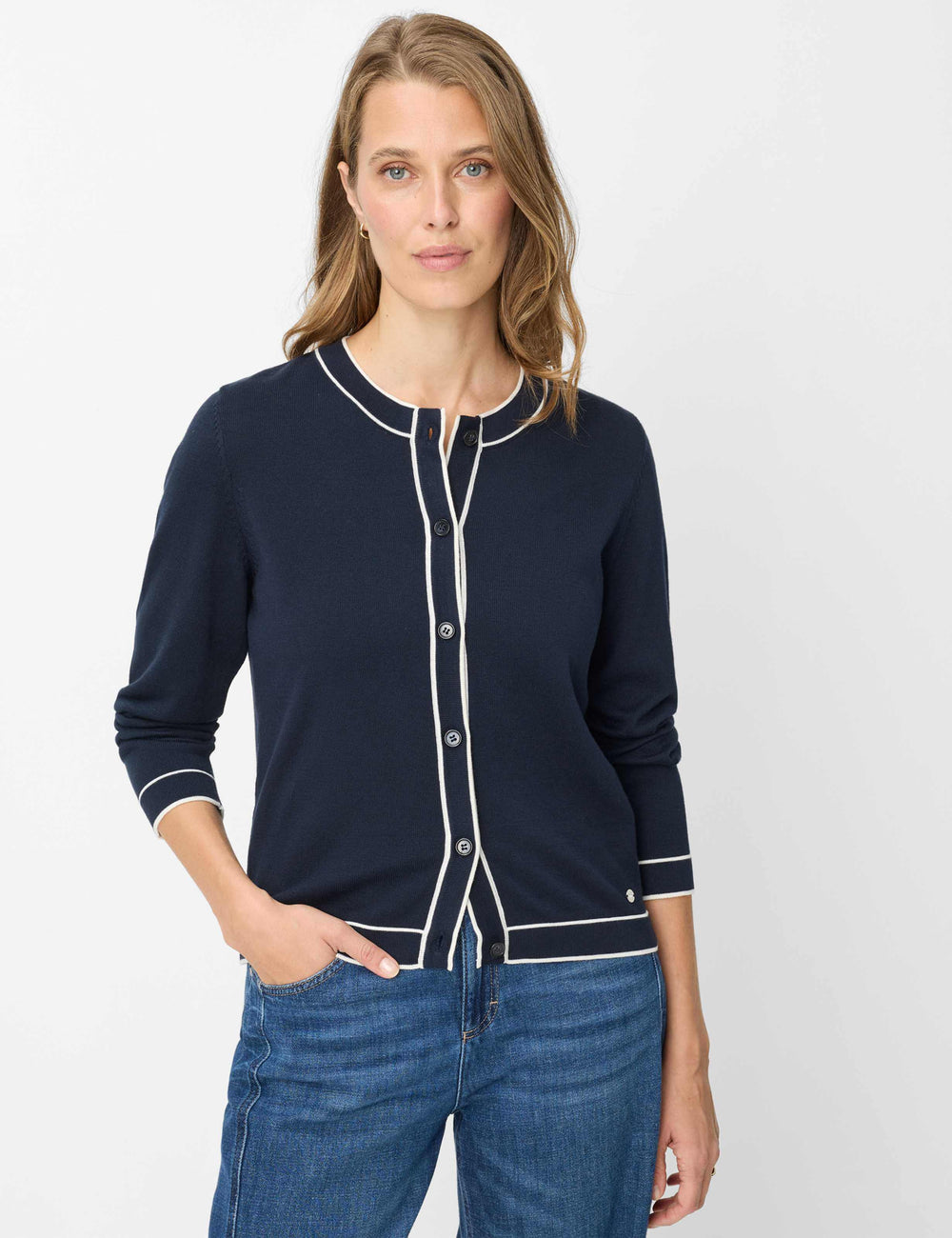 Femme portant un Cardigan boutonné à col contrasté ANN bleu marine avec finitions blanches, idéal pour un look élégant et polyvalent.