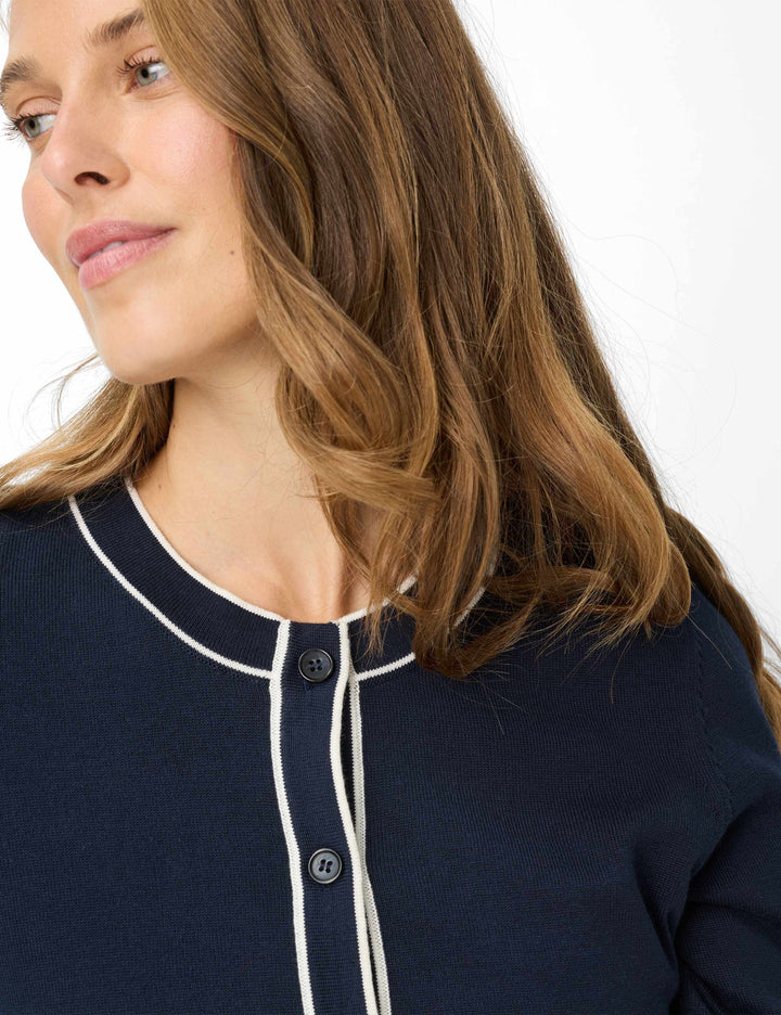 Cardigan boutonné à col contrasté ANN avec finitions contrastées porté par une femme, élégance quotidienne pour superposer facilement.