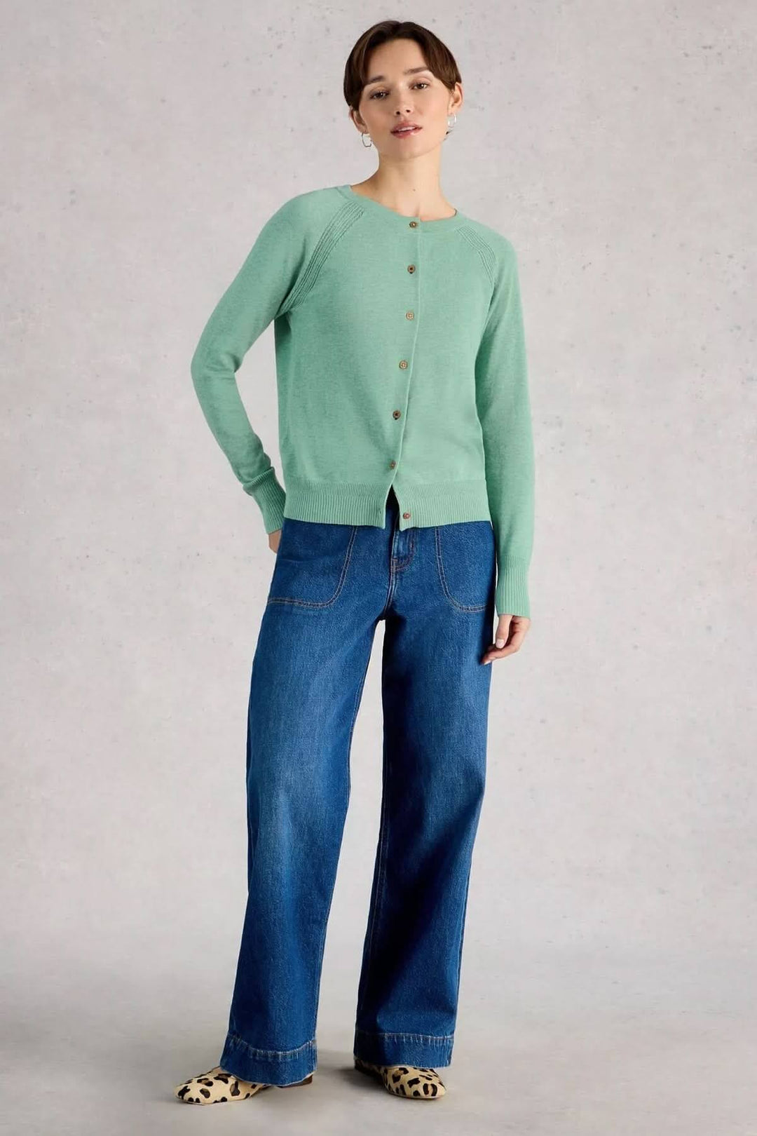 Modèle portant le cardigan boutonné en maille légère Lulu, coupe droite, encolure ronde, manches longues, confort et style féminins.