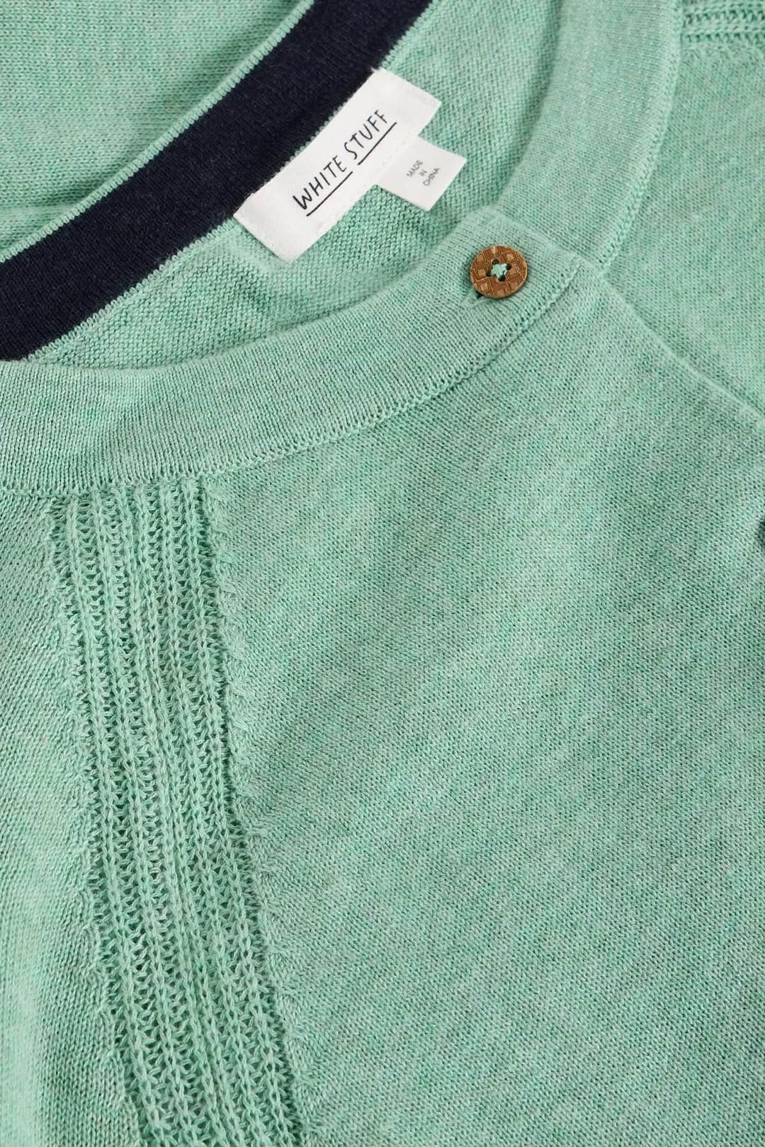 Cardigan boutonné en maille légère Lulu, vert, détail encolure et boutons, style élégant et féminin.