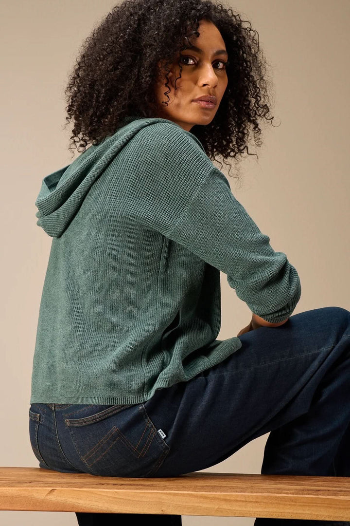 Femme portant un cardigan à capuche en maille, style décontracté et moderne, idéal pour le quotidien, avec manches longues et boutonnière.