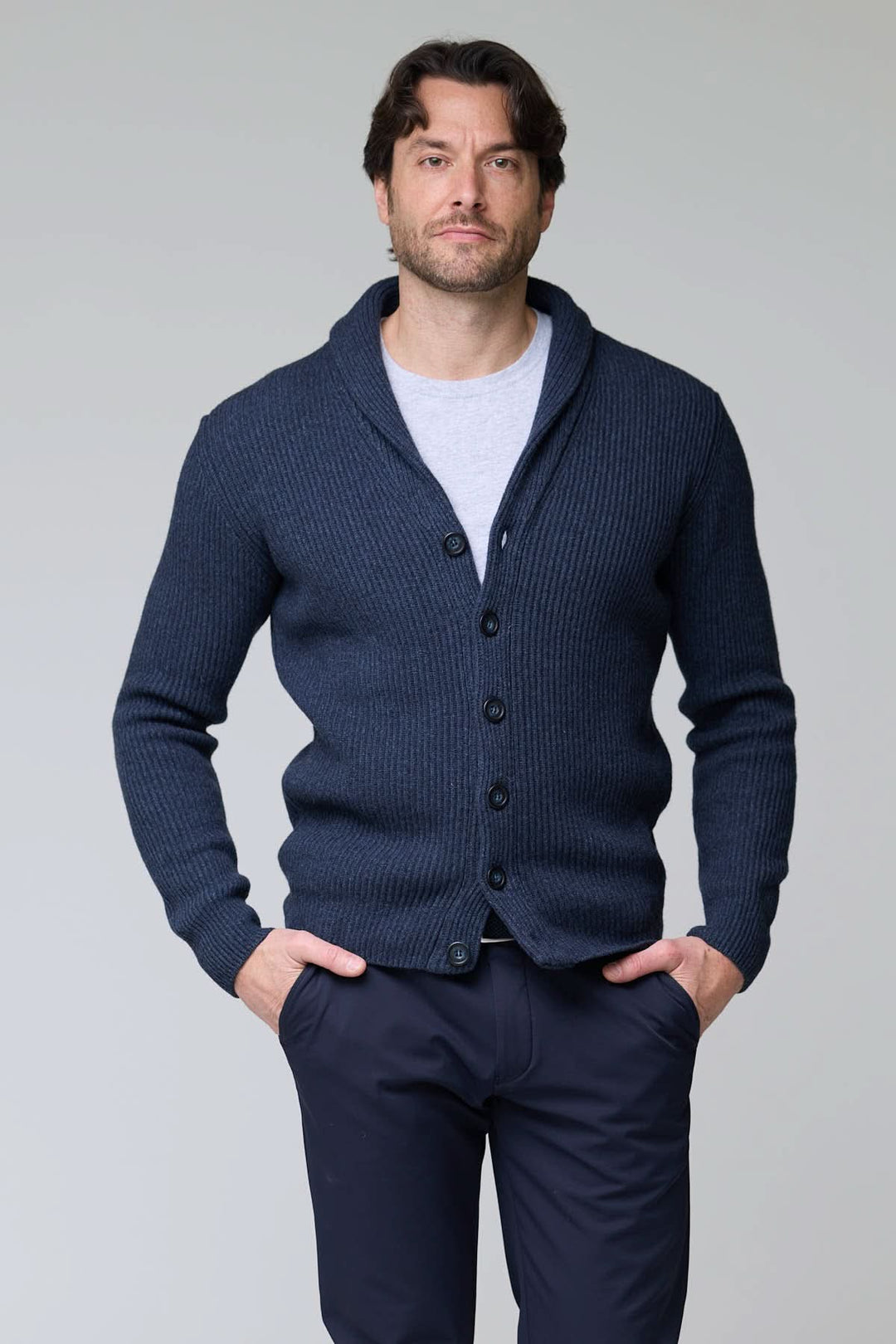 Cardigan à col châle en laine avec maille côtelée et fermeture à boutons, idéal pour superpositions élégantes.